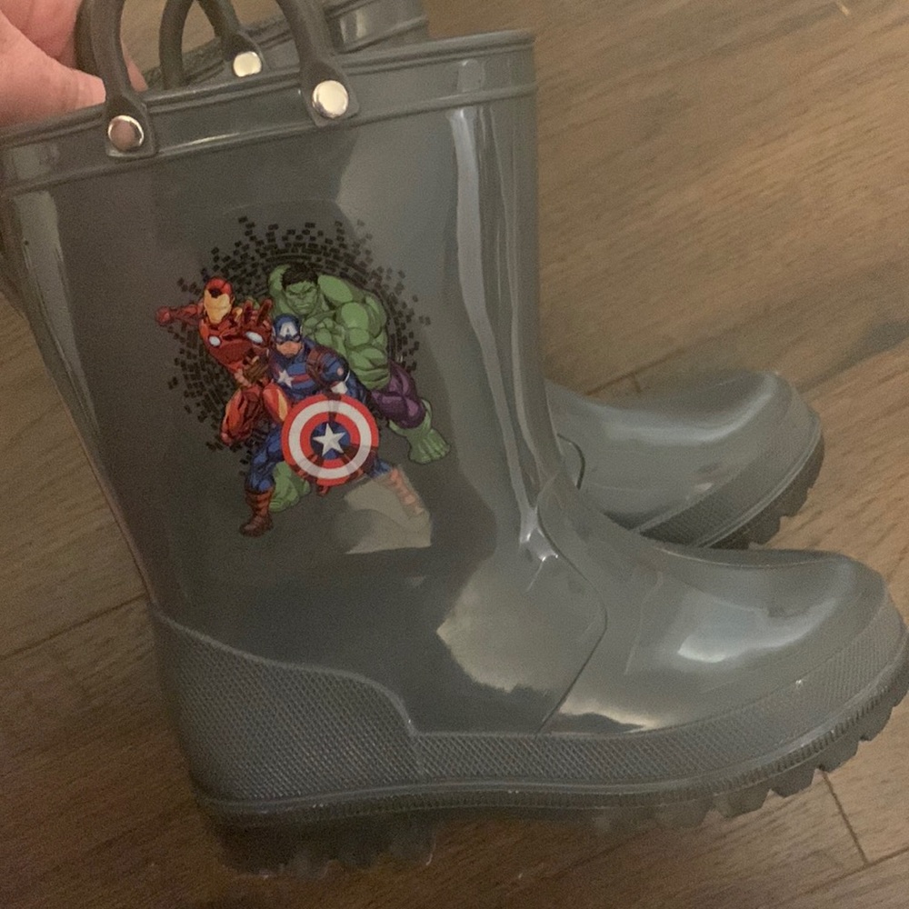 Light up Marvel rain boots size 11. The inside tag shows 9 but is a size 11